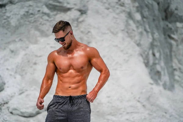Perfekte männliche Form. Starker, athletischer Mann mit nacktem Oberkörper. Konzept des schönen gesunden Körpers. — Stockfoto