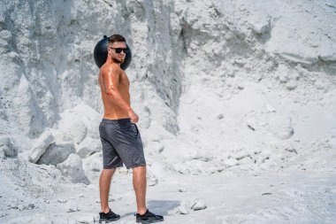 Acımasız güçlü vücut geliştirmeci kasları pompalama. Vücut geliştirme ve açık hava sporları konsepti