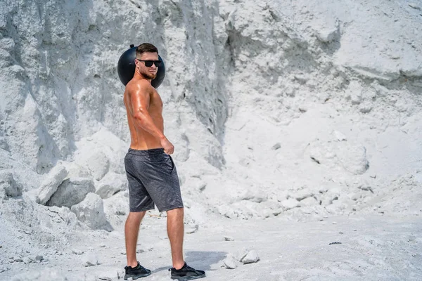 Acımasız güçlü vücut geliştirmeci kasları pompalama. Vücut geliştirme ve açık hava sporları konsepti