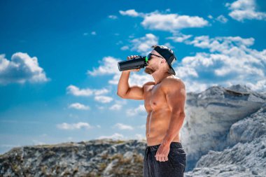 Eğitimden sonra dinlenen adam. Genç adam eğitimden sonra dinlenirken doğanın tadını çıkarıyor.