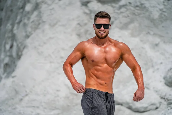 Professional bodybuilder posing. Concept of sport outdoors. — Stock Photo, Image