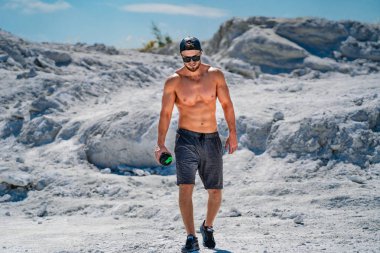 Profesyonel vücut geliştirici pozu. Açık hava sporu kavramı.