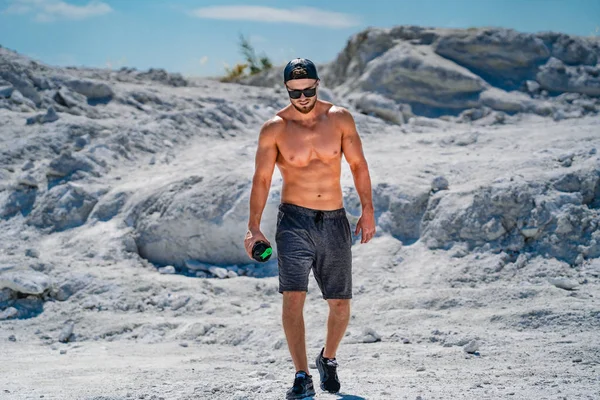 Profesyonel vücut geliştirici pozu. Açık hava sporu kavramı.