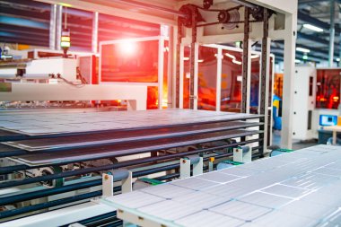 Fabrikada güneş paneli sistemi imalatı. Yüksek teknoloji güneş enerjisi bileşenleri imalatı otomatik endüstriyel ekipman.