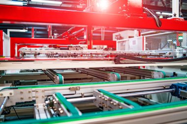 Güneş panelleri otomatik üretim. Modern sanayi fabrikası