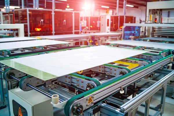 Fabrikada güneş paneli sistemi imalatı. Endüstri konsepti.