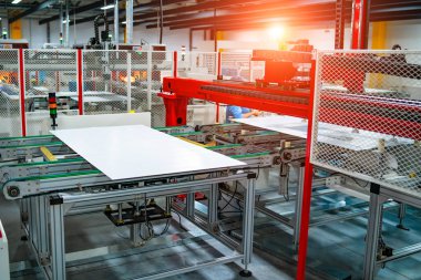 Fabrikada güneş paneli sistemi imalatı. Endüstri konsepti.