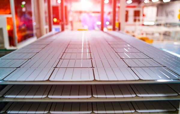 Fabrikada güneş paneli sistemi imalatı. Endüstri konsepti.