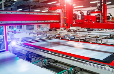 Fabrikada güneş paneli sistemi imalatı. Endüstri konsepti.