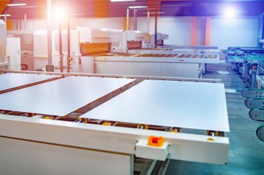 Güneş pili üretimi. Yüksek teknoloji fabrikası. Yenilikçi üretim konsepti.