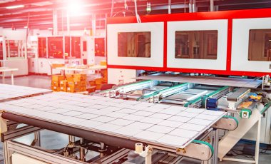 güneş pilleri üretimi için modern hi-tech fabrika - makineleri ve iç
