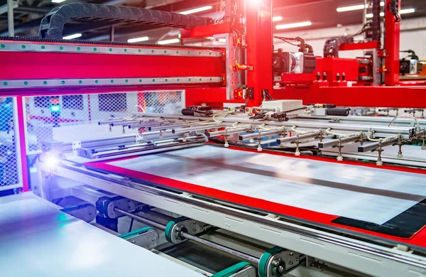 Fabrikada güneş paneli sistemi imalatı. Endüstri konsepti.