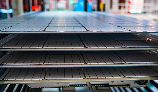 工厂生产太阳能电池板的车间。高科技工厂。创新生产理念. — 图库照片