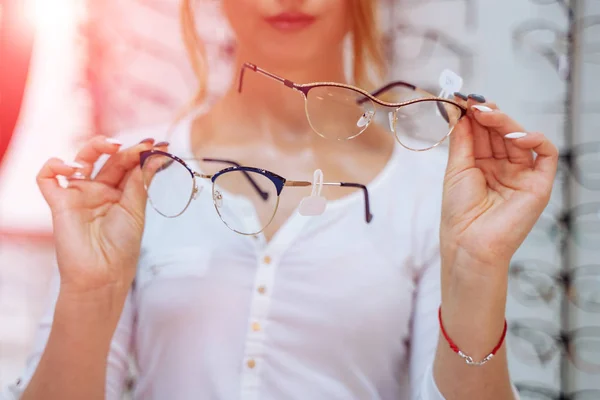 Occhiali moderni nelle mani della donna. La cura degli occhi e la scelta dei mezzi per migliorare la visione. Macro sparato . — Foto Stock