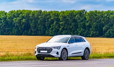 VINNITSA, UKRAINE - Eylül 2019: Audi E-Tron Audi tarafından üretilen tam elektrikli bir lüks arazi aracı..