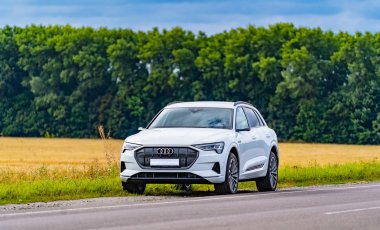 VINNITSA, UKRAINE - Eylül 2019: Audi e-tron Sportback Concept four wheel drive electric SUV. Yeni bir araba modelinin sunumu