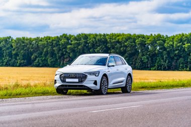 Vinnitsa, Ukrayna - Eylül 2019 Audi e-tron Audi tarafından üretilen tam elektrikli bir lüks arazi aracı. Yeni bir araba modelinin sunumu
