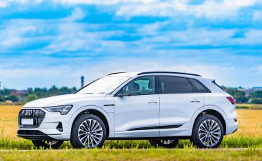 VINNITSA, UKRAINE - Eylül 2019: Audi e-tron Sportback Concept four wheel drive electric SUV. Yeni bir araba modelinin sunumu