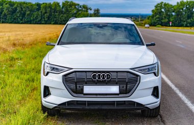 VINNITSA, UKRAINE - Eylül 2019: beyaz bir Audi e-tron sunumu, kompakt lüks bir SUV. Satılık modern arabalar.