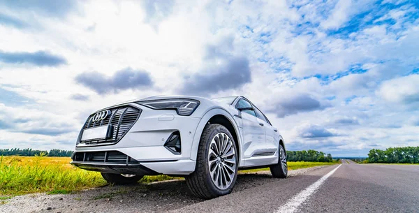 VINNITSA, UKRAINE - September 2019: Presentation av en vit Audi e-tron, kompakt lyx crossover SUV. Moderna nya bilar till salu — Stockfoto