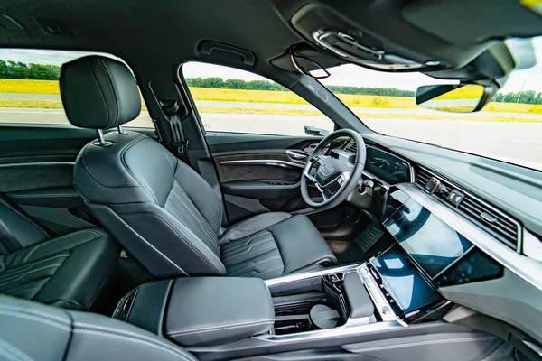 Vinnitsa, Oekraïne - september 2019: Audi e-tron, Audi elektrische auto concept studie - Interieur detailweergave met bedieningselementen — Stockfoto