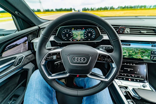 Vinnitsa, Oekraïne - september 2019: Audi e-tron, Audi elektrische auto concept studie - Interieur detailweergave met bedieningselementen — Stockfoto