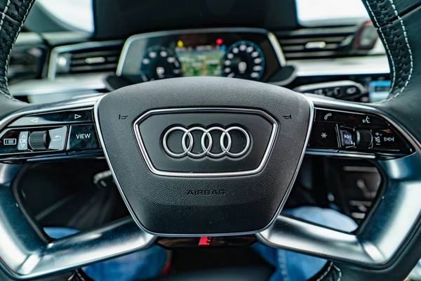 Vinnitsa, Oekraïne - september 2019: Audi e-tron, Audi elektrische auto concept studie - Interieur detailweergave met bedieningselementen — Stockfoto