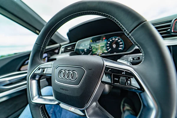 VINNITSA, UKRAINE - september 2019: SUV Audi e-tron. Interieur detailweergave met bedieningsorganen en stuurwiel. — Stockfoto