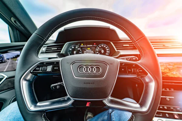 Vinnitsa, Oekraïne - september 2019: Suv Audi e-tron. Binnenland — Stockfoto