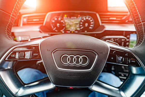 Vinnitsa, Oekraïne - september 2019: Suv Audi e-tron. Binnenland — Stockfoto
