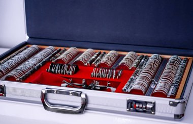 Optalmoloji test kutusu. Optometristlerin ve göz doktorlarının evrensel-messbrille aracı. Bir çift dioptrik gözlük. Görme düzeltmesi.