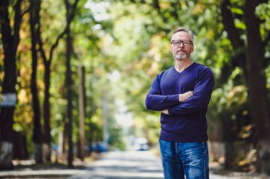 Açık bir ortamda gri saçlı adam yakışıklı orta yaş.