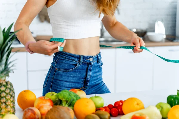 Bantningskoncept .Diet. Vacker ung kvinna nära i köket med hälsosam mat. Frukt och grönsaker. — Stockfoto
