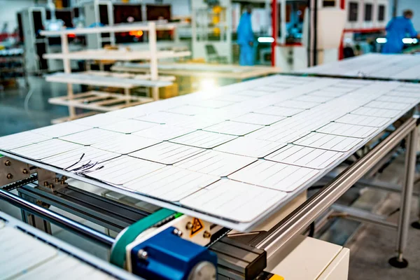 Planta de paneles solares. Producción de baterías solares . — Foto de Stock