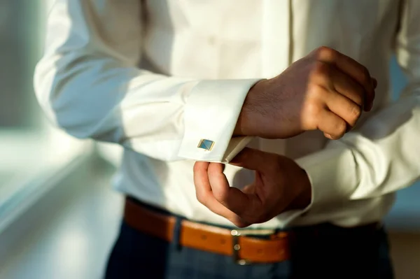 Hombre con camisa blanca y gemelo. Manos de hombre. Fotosesión de novio. Boda fotos . —  Fotos de Stock