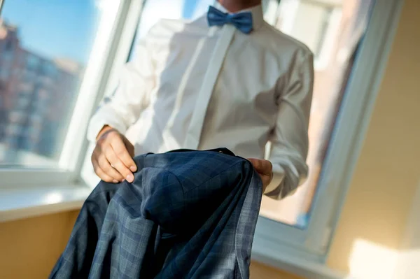 Fotosesión de novio. Hombre de traje a cuadros. Día de la boda. Elegante novio de camisa blanca. Pajarita azul . —  Fotos de Stock