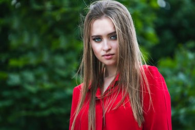 Uzun düz saçlı güzel bir kızın güzel portresi. Muhteşem saçlar. Renkli portre. Kırmızı elbise..