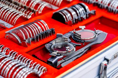 Optalmoloji test kutusu. Optometristlerin ve göz doktorlarının evrensel-messbrille aracı. Bir çift dioptrik gözlük. Görme düzeltmesi.