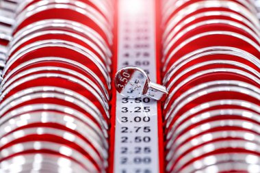 Optalmoloji test kutusu. Optometristlerin ve göz doktorlarının evrensel-messbrille aracı. Bir çift dioptrik gözlük. Görme düzeltmesi.