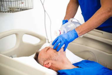 Doktorlar hastaya hastanede oksijen maskesi takıyor. İlk yardım. Reanimasyon odası. Tutarsız hasta.