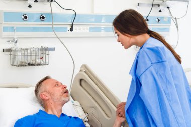 Hastanede hastaların elini tutmak. Aile yardımı. - Yakın çekim. Destek. Hastanedeki yaşlı hasta hasta. Baba ve kızı klinikte..