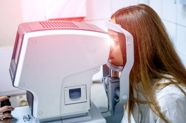 Neşeli Bayan hasta kontrol onun vizyonuna sahip