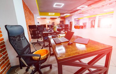 Modern ofis odası, iş yeri tasarımı. Tuğla duvar arka planı. Tahta stil tablosu.