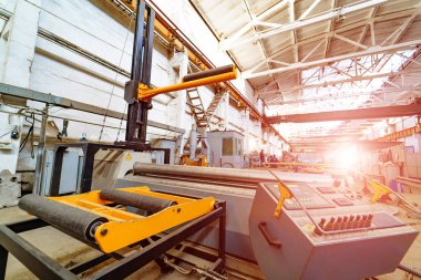 Prodüksiyon Wokshop 'un iç mekanı. Metal çalışma makineleri çalışıyor. Modern endüstriyel girişim.