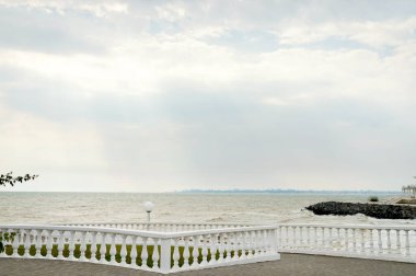 Deniz kenarında güneşli bir günde gezinti güvertesinin panoraması..