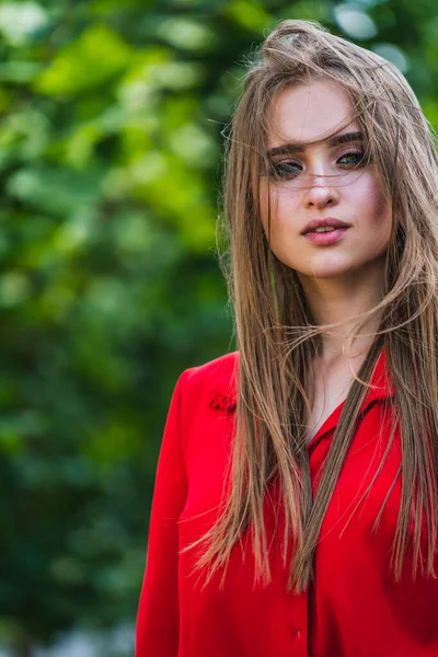 Retrato de belleza de una joven hermosa chica con el pelo largo y liso. Magnífico cabello. Retrato a color. Vestido rojo . —  Fotos de Stock