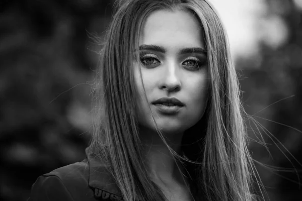 Retrato de beleza de uma jovem linda garota morena com cabelos longos e retos. Cabelo magnífico. Preto e branco — Fotografia de Stock