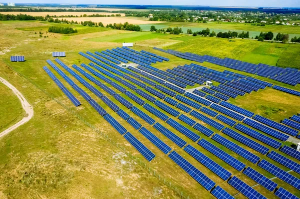 Bovenaanzicht op blauwe zonnepanelen vanuit de lucht — Stockfoto