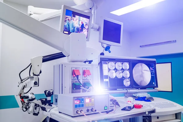 Novo equipamento de cirurgia. Máquina médica de neurocirurgia. Vista lateral do quarto. Fecha a porta. Equipamento de Hanauport . — Fotografia de Stock