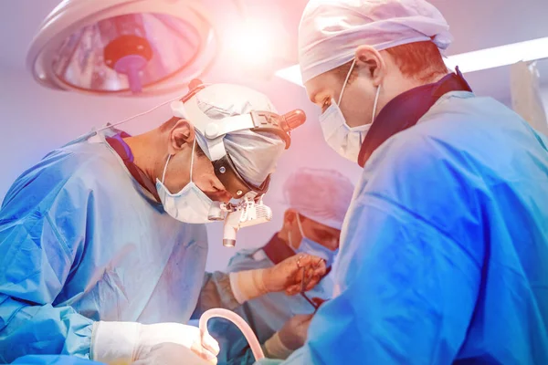 Operatieproces met laparoscopische apparatuur. Groep chirurgen in operatiekamer met chirurgische apparatuur. Medische achtergrond — Stockfoto